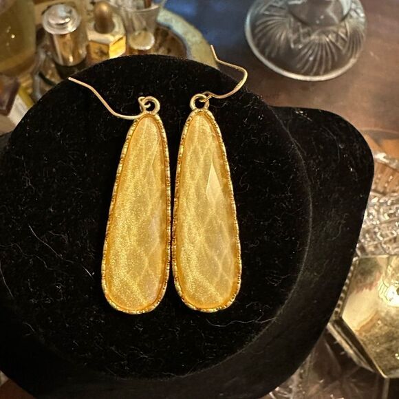 Boho Vintage-look Cream Earrings Crown Shimmer Resin Cabochon Premiere Designs - Picture 5 of 7